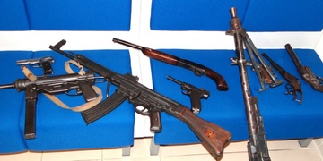 Lidé odevzdávají i samopaly