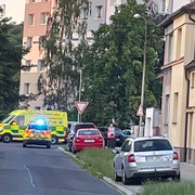 Velice dramatická záchrana dítěte stojícího v okně