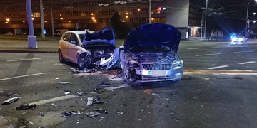 Během noční dopravní nehody byl zraněn taxikář i jeho pasažér