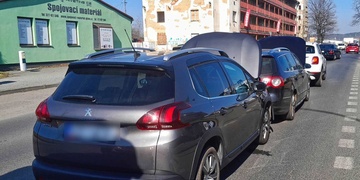 Ve dvou "zaďácích" skončilo celkem pět aut