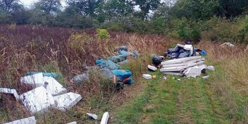 "Nevíš kam s tím? Jebni to někam k lesu!"