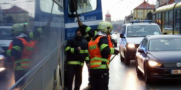 Srážka autobusu s nákladním vozem blokuje Klatovskou třídu v Plzni