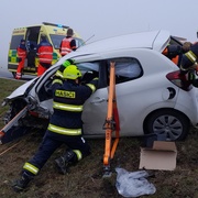 Čelní střet dvou vozů uzavřel silnici č. 20