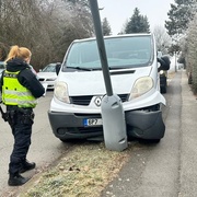 Řidiči ujela dodávka a střetla se sloupem veřejného osvětlení