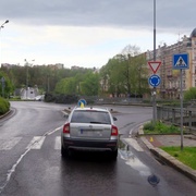 Cyklistka vjela na přechod pro chodce přímo před přijíždějící auto