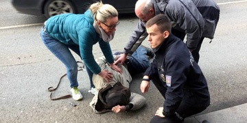 První pomoc sraženému poskytovali policisté mimo službu