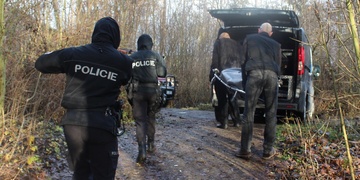 V Plzni dnes nalezli mrtvou ženu ve stanu