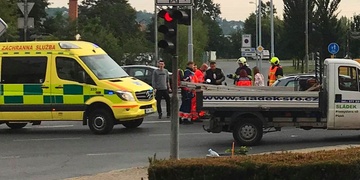 Střet skútru a auta omezil dopravu v Plzni