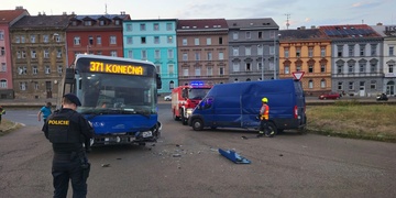 Střet dodávky s autobusem