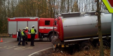 Havárie cisterny s lepidlem uzavřela silnici na Chrást na několik hodin