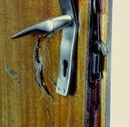 Ženu v noci vzbudil šramot, vyšla z ložnice a v bytě potkala zloděje