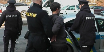 Útočník vnikl do školy, zbil těhotnou žačku a vyskočil z okna