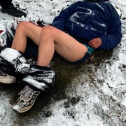 V parku ležel polonahý a promrzlý muž