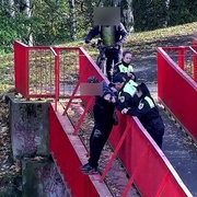 Muž se rozhodl skočit z lávky do kolejiště