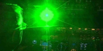 Neznámý idiot laserem oslnil posádku vrtulníku LZS během přistávání na heliportu nemocnice