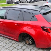 Z osobního automobilu odcizil všechna kola
