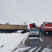 Nákladnímu vozu se ve smyku utrhl návěs