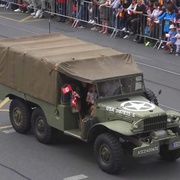 Policisté dnes obvinili ženu i řidiče vozu, z něhož během Convoy of Liberty mávali vlaječkou s hákovým křížem
