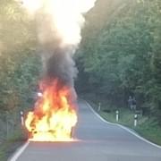Požár auta uzavřel silnici mezi Doubravkou a Chrástem