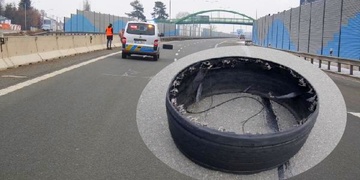 Z náklaďáku uletěl protektor a poškodil tři auta