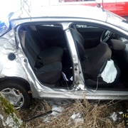 Auto s pěti mladými lidmi narazilo do stromu