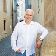 Představujeme vám lékaře a poslance Kamala Farhana