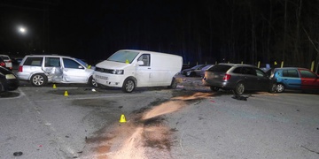 Z parkoviště udělal autovrakoviště a z místa utekl