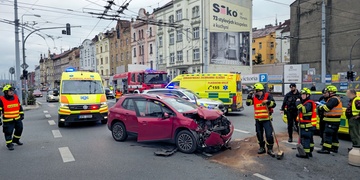 Střet vozů zablokoval frekventovanou křižovatku