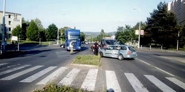 Kamion zřejmě nedal přednost osobnímu vozu 