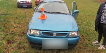 Mladý řidič se s autem převrátil na střechu