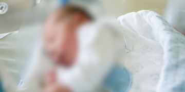 Teprve dvanáctiletá dívka porodila dítě, otcem má být její šestnáctiletý bratr