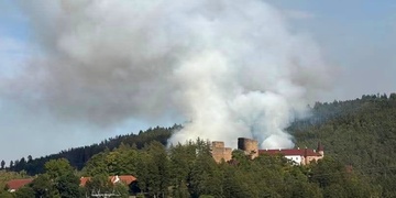 Rozsáhlý lesní požár, nasazen je i vrtulník s bambivakem