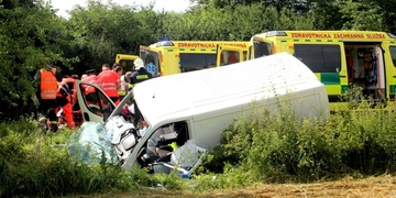 Vážné nehody uzavřely silnice – řidiče vyprošťovali hasiči
