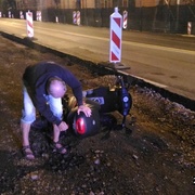Opilec na skútru spadl do výkopu