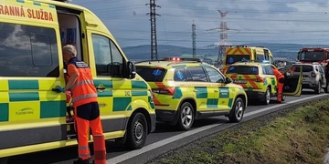 Při čelním střetu dvou aut bylo zraněno několik lidí