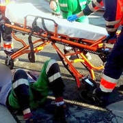 Popelářský vůz přimáčkl a zranil popeláře stojícího na stupačce