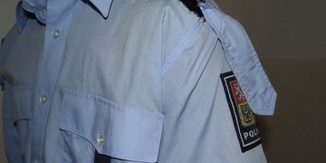 Ujel od nehody, napadl policistu a poškodil služební vozidlo