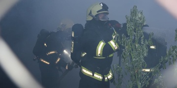 Rozsáhlý požár bezdomoveckých chatek u „pavlačáku“ na Jateční