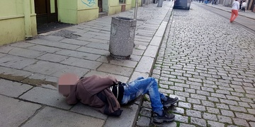 Pokálení, znečištění, neschopní stát ani mluvit
