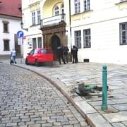 Těžce opilý řidič vletěl v Pražské s vozem na chodník