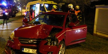 Autobus vymrštil auto přes chodník