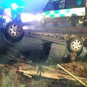 Auto se po smyku převrátilo na střechu