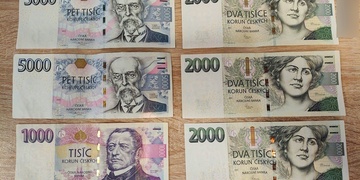 Poctivá nálezkyně předala strážníkům nalezených 17 000 korun