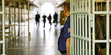 Odsouzený polil spoluvězně vroucí vodou