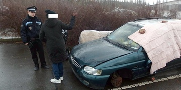 Hledaná žena přebývala ve vraku auta u supermarketu