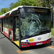 Když nevyšel skok z okna, tak se vrhl před autobus
