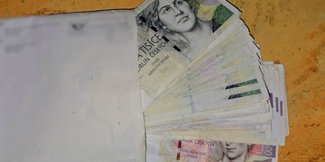 Žena během procházky nalezla obálku s téměř sto tisíci