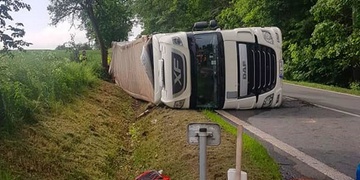 Nehoda kamionu uzavřela hlavní tah z Plzně na Písek