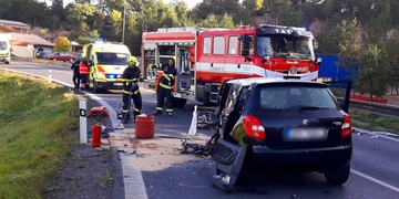 Přejel do protisměru a čelně se střetl s protijedoucím vozem