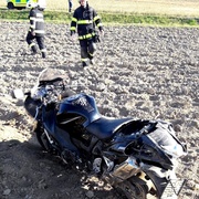 Motorkář vyletěl ze silnice